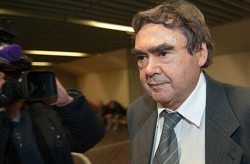 Siegfried Mundlos, Vater des mutmaßlichen NSU-Mitglieds Uwe Mundlos, geht am 18.12.2013 als Zeuge in den Gerichtssaal des Oberlandesgerichts in München (Bayern). Vor dem Oberlandesgericht wurde der Prozess um die Morde und Terroranschläge des "Nationalsozialistischen Untergrunds" (NSU) fortgesetzt.