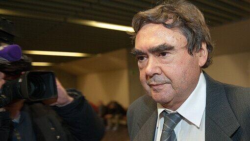 Siegfried Mundlos, Vater des mutmaßlichen NSU-Mitglieds Uwe Mundlos, geht am 18.12.2013 als Zeuge in den Gerichtssaal des Oberlandesgerichts in München (Bayern). Vor dem Oberlandesgericht wurde der Prozess um die Morde und Terroranschläge des "Nationalsozialistischen Untergrunds" (NSU) fortgesetzt. Siegfried Mundlos, Vater des mutmaßlichen NSU-Mitglieds Uwe Mundlos, geht am 18.12.2013 als Zeuge in den Gerichtssaal des Oberlandesgerichts in München (Bayern). Vor dem Oberlandesgericht wurde der Prozess um die Morde und Terroranschläge des "Nationalsozialistischen Untergrunds" (NSU) fortgesetzt.