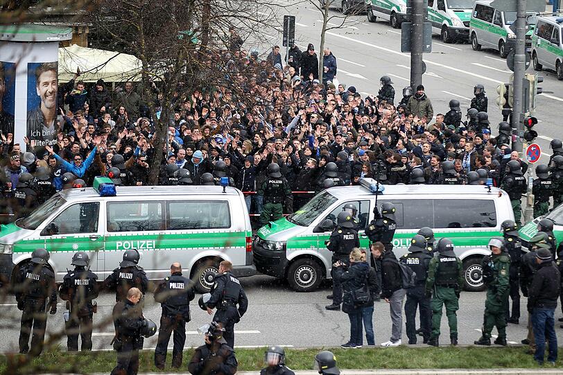 Bengalos, Chinaböller, Flaschenwürfe: FC Bayern II gegen TSV 1860 II: Die Bilder von Aufmarsch der Fans. 1000 Polizei-Beamte sind im Einsatz.