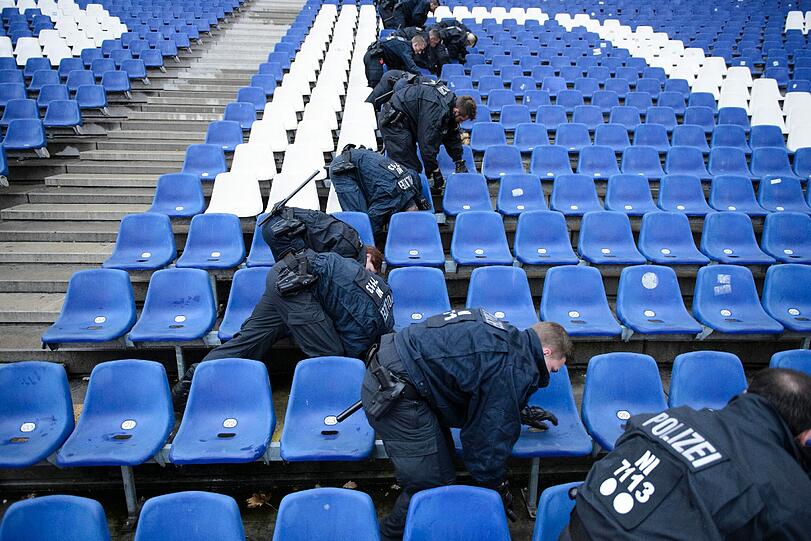 Das Fußball-Länderspiel in Hannover zwischen Deutschland und den Niederlanden ist am Dienstagabend abgesagt worden. Es bestand die Gefahr eines Sprengstoff-Anschlags. "Wir haben konkrete Hinweise gehabt, dass jemand im Stadion einen Sprengsatz zünden wollte", sagte Hannovers Polizeipräsident Volker Kluwe. Die Bilder...