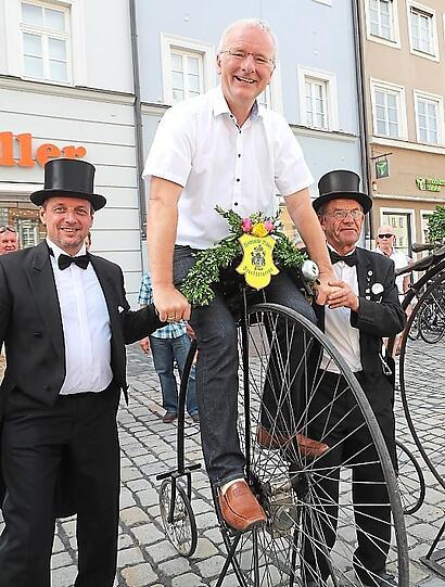 Auch Oberbürgermeister Alexander Putz steigt auf's Rad.