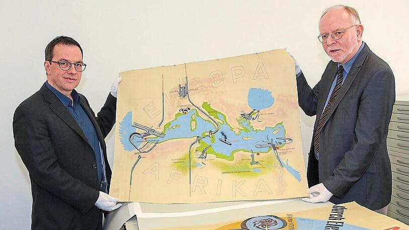 Matthias Röschner und Wilhelm Füßl vom Archiv des Deutschen Museums präsentieren einen der Pläne für Atlantropa.