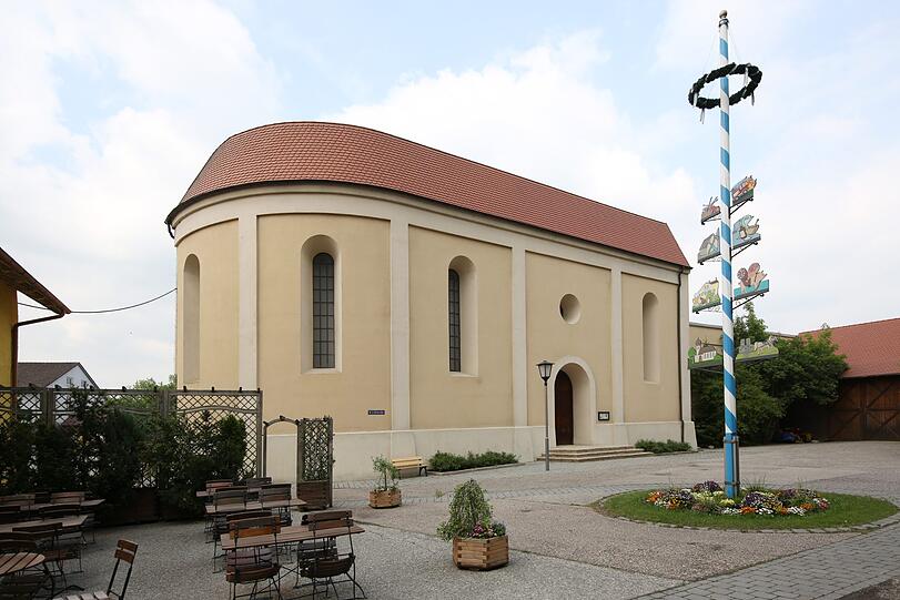 Die turmlose Kirche im Dorf: eine umgebaute Halle, ohne Kirchen-Inhalt.