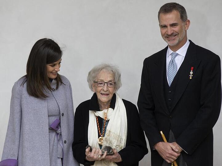 Cervantes-Preisträgerin Ida Vitale (m) mit König Felipe und Königin Letizia von Spanien nach einer Zeremonie.