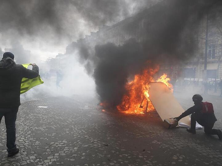 Feuer machen: "Gelbwesten" setzen eine Barrikade auf den Champs-Elysees in Brand.