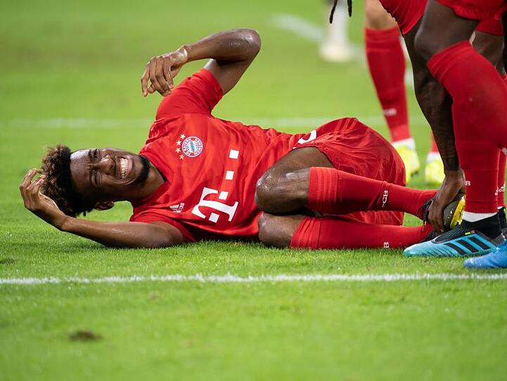 Kingsley Coman von München liegt auf dem Rasen. Foto: Sven Hoppe