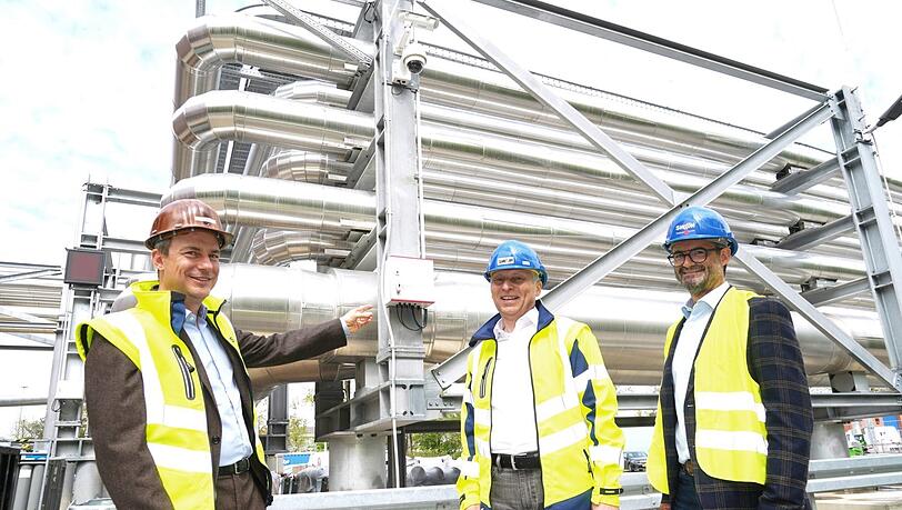 Hier rauscht heißes Thermalwasser durch: Geothermie-Experte Christian Pletl mit Helge-Uve Braun und Kraftwerksleiter Thomas Gilg (v.l.).