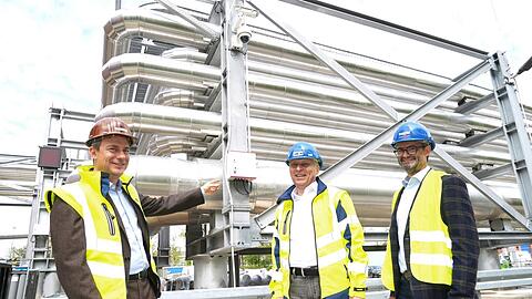 Hier rauscht heißes Thermalwasser durch: Geothermie-Experte Christian Pletl mit Helge-Uve Braun und Kraftwerksleiter Thomas Gilg (v.l.).