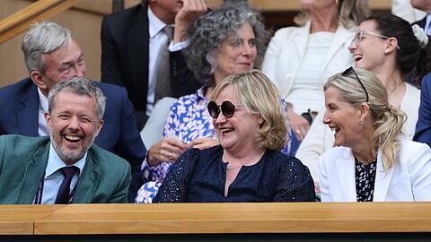 König Frederik X. (l.) und Herzogin Sophie (r.) in der Royal Box in Wimbledon.