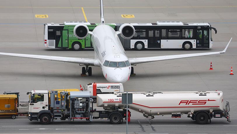 Knappheit bei Kerosin k&ouml;nnte das Fliegen teurer machen.