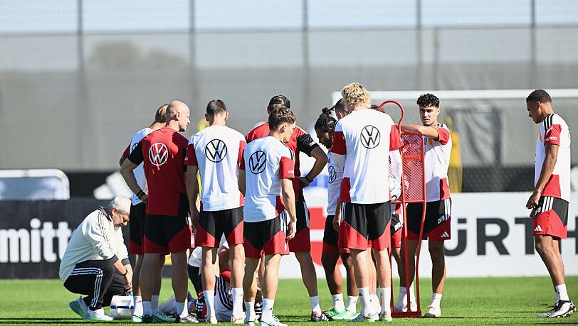 Schreckmoment: Nico Schlotterbeck muss beim DFB-Training behandelt werden.