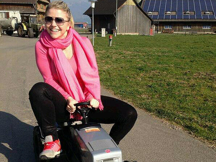 Beatrice Egli macht sich mit dem Trettraktor auf nach Bremen