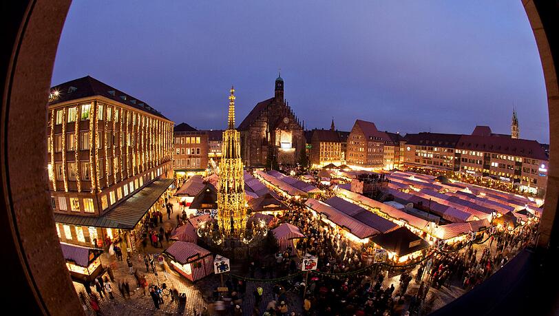 Der größte Weihnachtsmarkt in Deutschland: Ein Blick auf den Nürnberger Christkindlesmarkt. Der größte Weihnachtsmarkt in Deutschland: Ein Blick auf den Nürnberger Christkindlesmarkt.