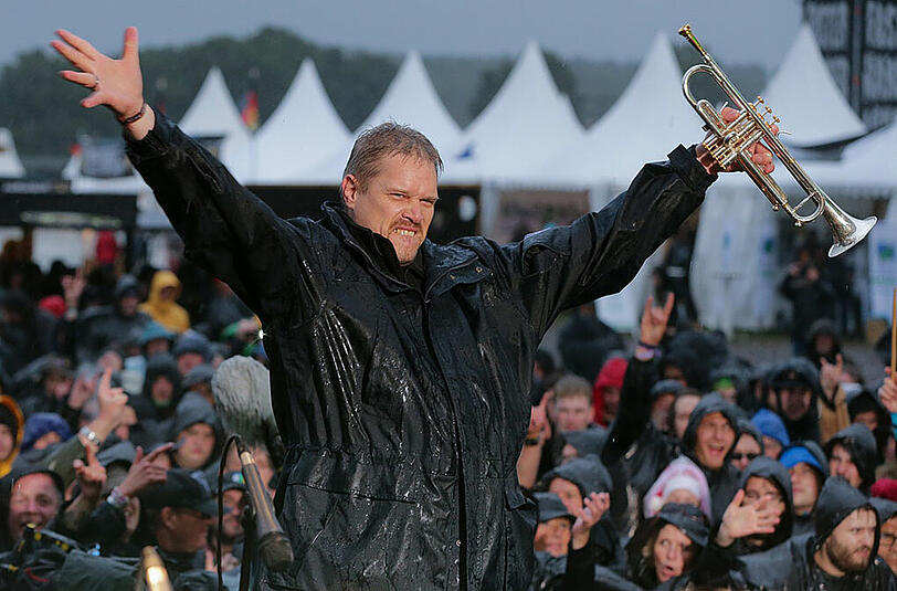 Stephan Bumann, musikalischer Leiter des Feuerwehrmusikkorps Wacken, steht am Mittwoch in Wacken auf dem W.O.A auf der Bühne.