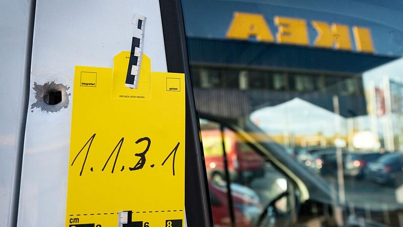 Ein Einschussloch vor dem Seiteneingang des Ikea-Möbelhauses im Frankfurter Stadtteil Nieder-Eschbach.