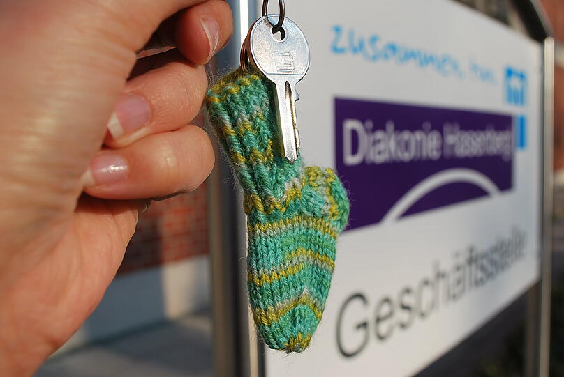 Solche kleinen Anhängerchen wollen die Strickerinnen fertigen.