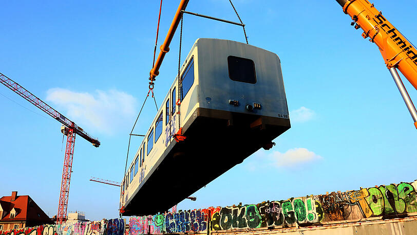 Durch die Luft geht&rsquo;s aufs alte Viehhofgelände.