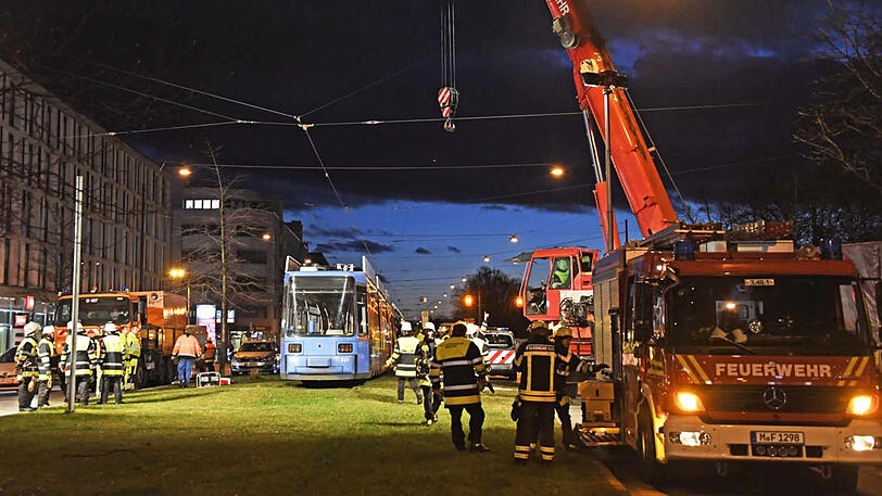 Bilder vom Tram-Unfall in München: Die Berufsfeuerwehr musste zur Bergung mit einem großen Kran anrücken.
