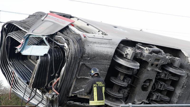 Ein Feuerwehrmann vor einem entgleisten Zugwaggon. Mehrere Waggons sollen sich überschlagen haben. Ein Feuerwehrmann vor einem entgleisten Zugwaggon. Mehrere Waggons sollen sich überschlagen haben.