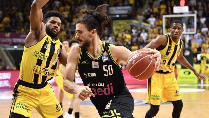 Bayreuths Assem Marei (r) spielt gegen den Ludwigsburger Dwayne Evans. Foto: Thomas Kienzle/Archiv Bayreuths Assem Marei (r) spielt gegen den Ludwigsburger Dwayne Evans. Foto: Thomas Kienzle/Archiv