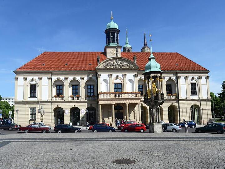 Das Alte Rathaus am Alten Markt in Magdeburg mit der vergoldeten Nachbildung des Magdeburger Reiters.