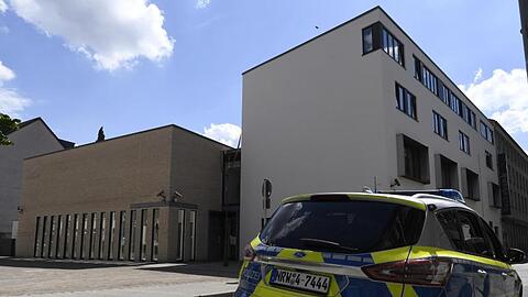 Am Tag nach den antisemitischen Vorfällen steht ein Polizeiwagen vor der Synagoge in Gelsenkirchen.