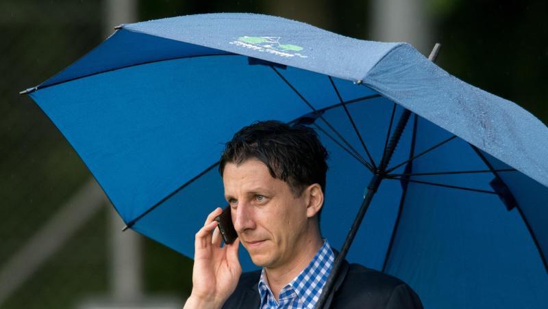 Der scheidende Geschäftsführer Christian Keller vom SSV Jahn Regensburg telefoniert.