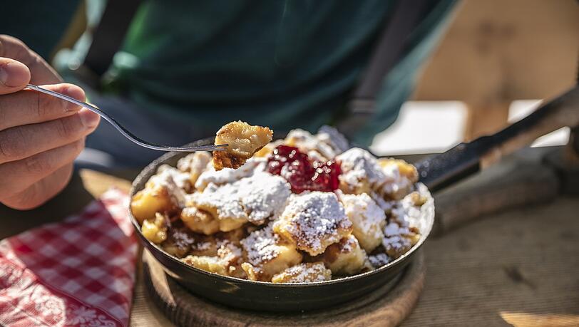 Gibt's auch in St. Johann: Kaiserschmarrn – eine
österreichische Spezialität. Gibt's auch in St. Johann: Kaiserschmarrn – eine
österreichische Spezialität.