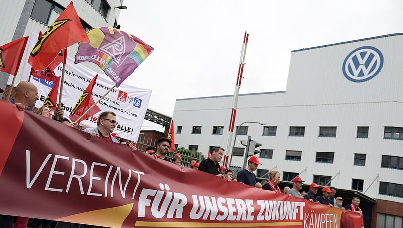 Rund 70 Vertrauensleute und Betriebsräte versammelten sich zu dem Protest vor dem Werkstor. Rund 70 Vertrauensleute und Betriebsräte versammelten sich zu dem Protest vor dem Werkstor.
