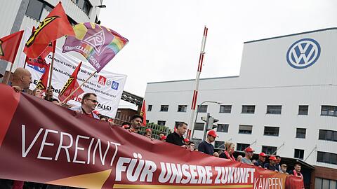 Rund 70 Vertrauensleute und Betriebsr&auml;te versammelten sich zu dem Protest vor dem Werkstor.