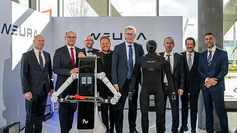 Drei Minister sind zur Eröffnung des am Flughafen "Robo-Gyms" am Flughafen gekommen: Albert Füracker (2. v. l.), Markus Blume (Mitte) und Hubert Aiwanger (3. v. r.). Drei Minister sind zur Eröffnung des am Flughafen "Robo-Gyms" am Flughafen gekommen: Albert Füracker (2. v. l.), Markus Blume (Mitte) und Hubert Aiwanger (3. v. r.).