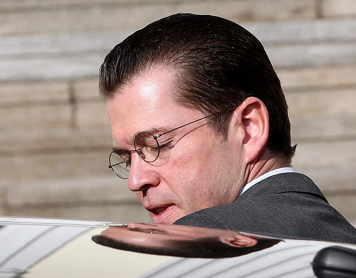 Der ehemalige Bundesverteidigungsminister Karl-Theodor zu Guttenberg (CSU) steigt am Donnerstag vor dem Schloss Bellevue in Berlin ins Auto. Zuvor hat ihm Präsidenet Christian Wulff die Entlassungsurkunde überreicht.