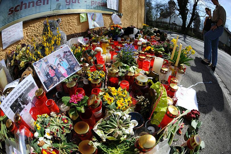Ein Zettel mit einem Foto und einem handgeschriebenen Abschiedsgruß liegt vor dem Haus in Krailling bei München, in dem zwei kleine Mädchen grausam ermordet worden waren.