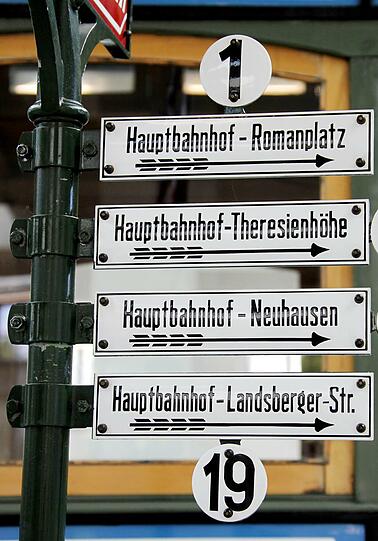 Wer vom Hauptbahnhof zur Theresienhöhe will, kann sich an diesen nicht mehr ganz aktuellen Schildern orientieren.