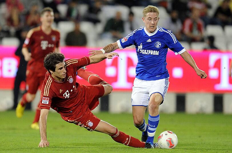 Böse Abreibung: Der FC Schalke 04 (hier: Lewis Holtby, r., gegen Javi Martínez) ging am 8. Januar 2013 in einem Testspiel in Doha, Katar, mit 0:5 gegen den FC Bayern baden.