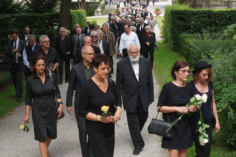 Beerdigung von der Schwabinger Gisela. Die Bilder!