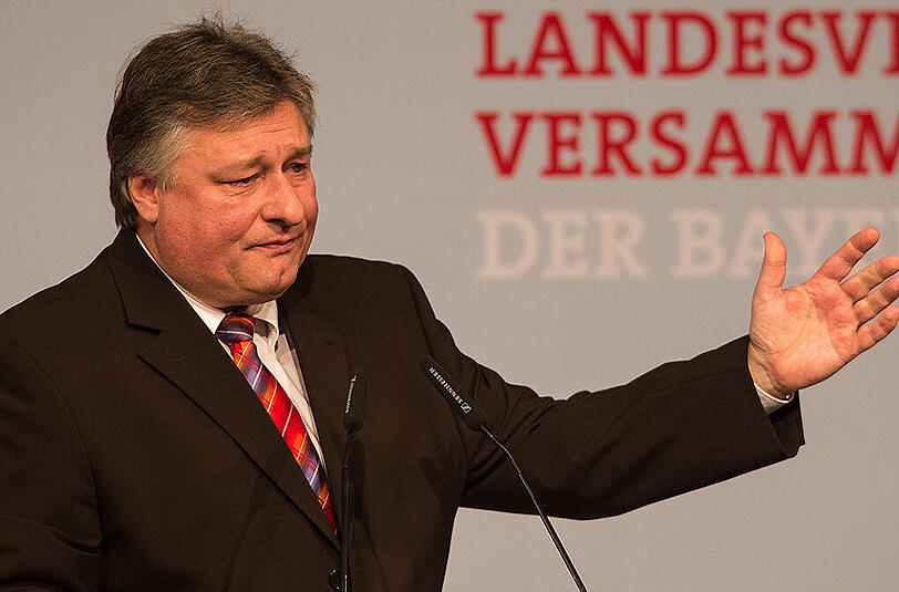 Burkert erstattete damals selbst Anzeige. Er sah sich selbst als Geschädigten.