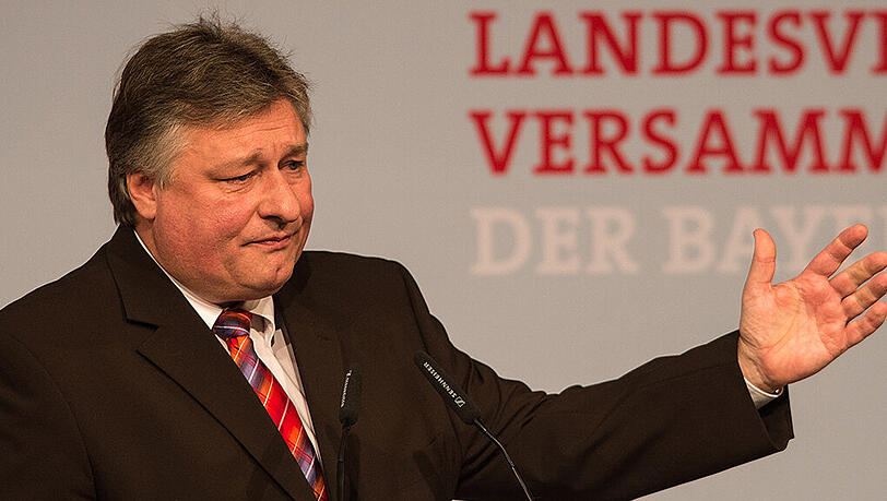 Burkert erstattete damals selbst Anzeige. Er sah sich selbst als Geschädigten. Burkert erstattete damals selbst Anzeige. Er sah sich selbst als Geschädigten.