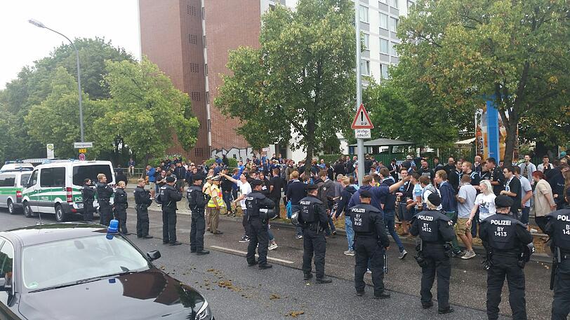 Derby-Stimmung in München: Unter Beobachtung der Polizei versammelten sich die Bayernfans am Vormittag im Tal. Vor dem Grünwalder Stadion kamen die Löwenfans dazu. Rund Tausend Polizisten sind im Einsatz.