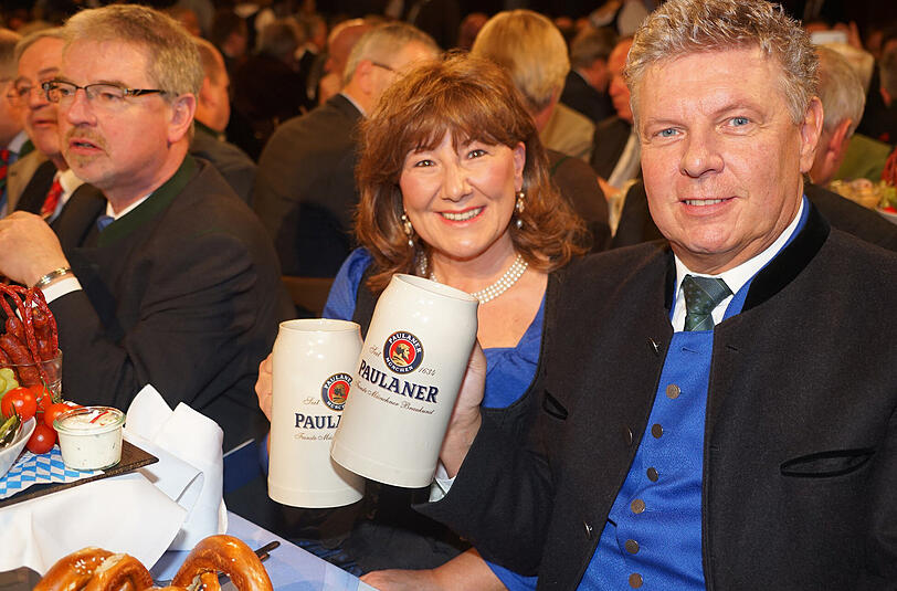 Dieter Reiter: &bdquo;Der ist mittlerweile in München Alleinherrscher &ndash; aber jetzt nehmt das nicht gleich ernst! Ich hab&rsquo; das jetzt nur gesagt, weil ich find&rsquo; das so süß, wenn der Seppi Schmid beleidigt schaut. Der Reiter ist einfach ein Macher! Der geht her und wenn was nicht hinhaut, dann macht er es selber. Im Grunde hätte er Ikea erfinden können!&ldquo;