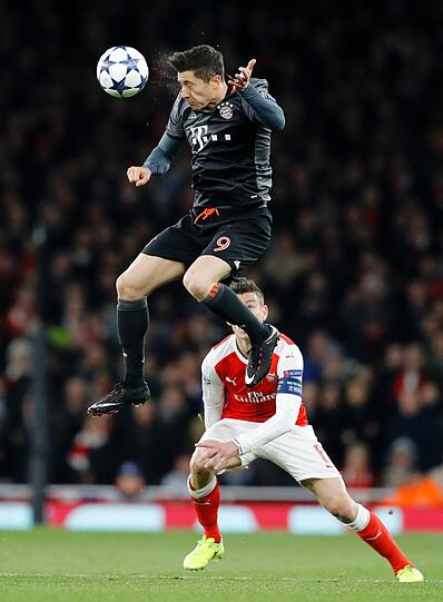 ROBERT LEWANDOWSKI: NOTE 2 - Seine beste Szene vor der Pause war der Rüffel für Alaba &ndash; und die Chance  
kurz vor der Pause, als ihm Robben den Ball in den Lauf gelegt hatte.  
Den kann man (und vor allem er!) machen. Holte den Elfmeter raus, den  
er schließlich selbst zum 1:1 verwandelte. Eiskalt.