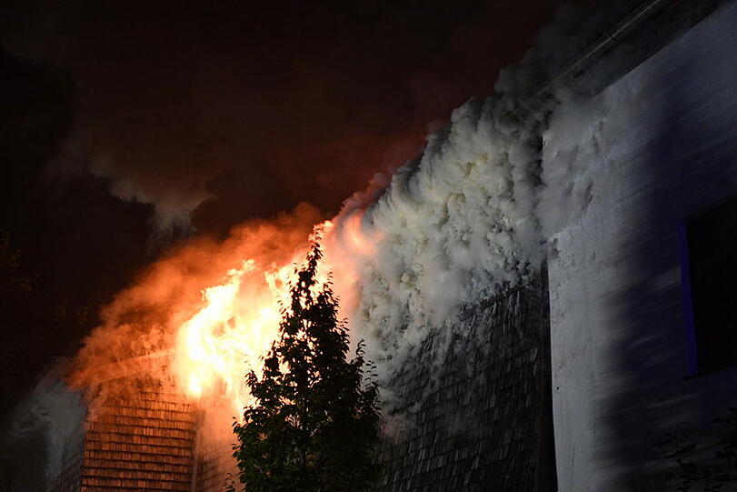 Die Polizei schätzt den entstandenen Sachschaden auf rund 650.000 Euro. Hier die Bilder vom Feuerwehreinsatz in Chieming.