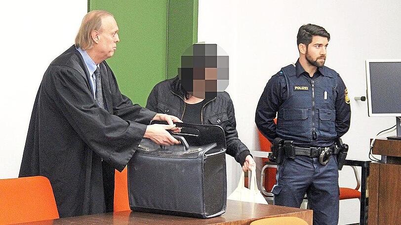 Beim Prozessauftakt: Marion D. mit Anwalt Gerald Assner.