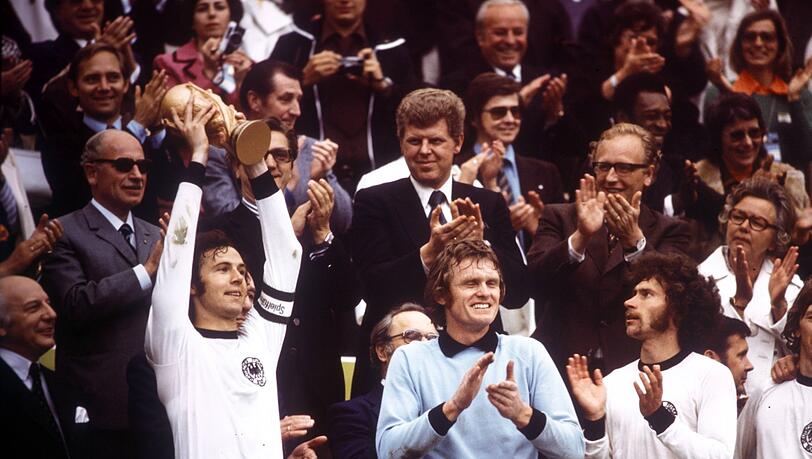 Führungsspieler des FC Bayern und mit Deutschland siegreich bei der WM 1974 (v.l.): Franz Beckenbauer, Sepp Maier und Paul Breitner. Führungsspieler des FC Bayern und mit Deutschland siegreich bei der WM 1974 (v.l.): Franz Beckenbauer, Sepp Maier und Paul Breitner.