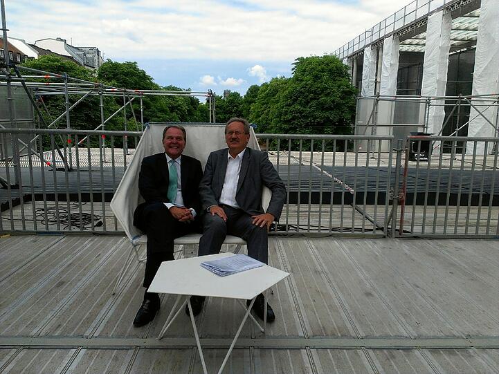 Sichtlich zufrieden: Wissenschaftsminister Wolfgang Heubisch und OB Ude bei der Präsentation des Projekts.