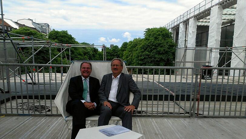 Sichtlich zufrieden: Wissenschaftsminister Wolfgang Heubisch und OB Ude bei der Präsentation des Projekts. Sichtlich zufrieden: Wissenschaftsminister Wolfgang Heubisch und OB Ude bei der Präsentation des Projekts.
