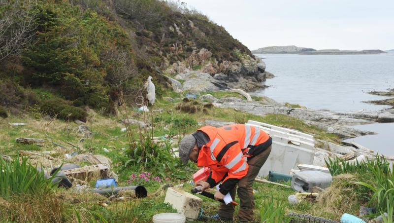 An der norwegischen Küste bei Bergen wird von Meeresströmungen so viel Müll anschwemmt wie wohl an kaum einem anderen Ort der Welt. An der norwegischen Küste bei Bergen wird von Meeresströmungen so viel Müll anschwemmt wie wohl an kaum einem anderen Ort der Welt.