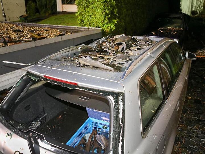 Dachziegel auf dem Autodach: Zerstörtes Auto in Roetgen.