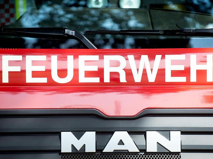 Ein Fahrzeug der Feuerwehr steht am Straßenrand. Foto: Hauke-Christian Dittrich/dpa/Archivbild