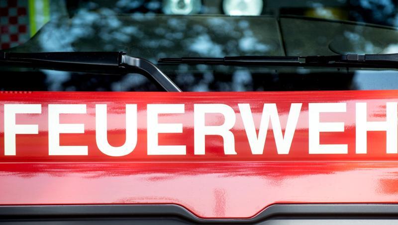 Ein Fahrzeug der Feuerwehr steht am Straßenrand. Foto: Hauke-Christian Dittrich/dpa/Archivbild Ein Fahrzeug der Feuerwehr steht am Straßenrand. Foto: Hauke-Christian Dittrich/dpa/Archivbild